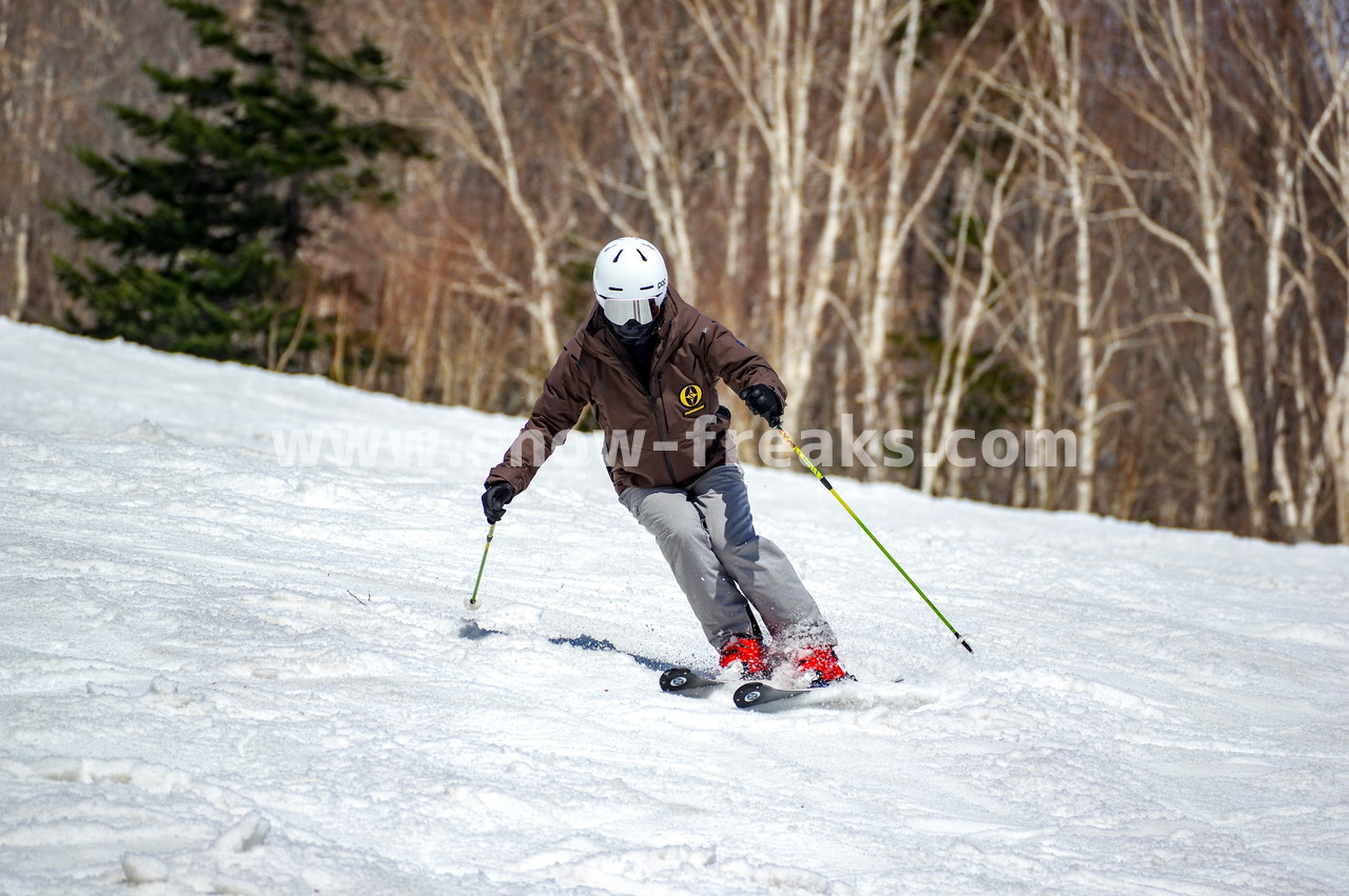 札幌国際スキー場 Mt.石井スポーツ ISHII SKI ACADEMY 校長・斉藤人之さんによる『斉藤塾』開講。本日のテーマは、「春雪！コブからスキーのたわみを楽しむ！！」(^^)v